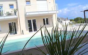 Aura Ar Holiday-Home